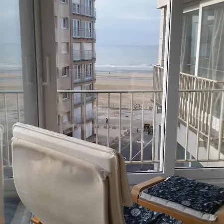 Zonnig En Gezellig Met Zijdelings Zeezicht In