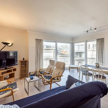 Zonnig En Gezellig Met Zijdelings Zeezicht En Zwembad In Apartment *