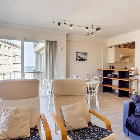 Zonnig En Gezellig Met Zijdelings Zeezicht En Zwembad In Apartment