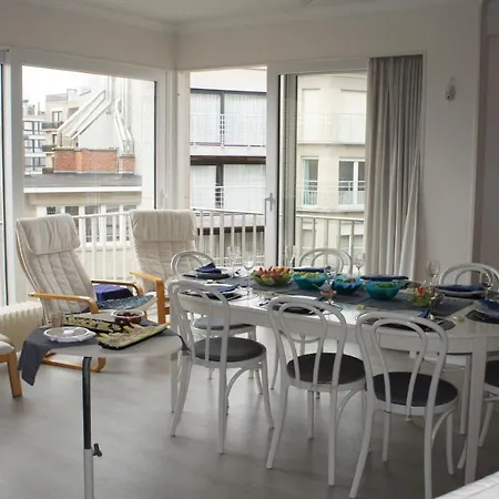 Zonnig En Gezellig Met Zijdelings Zeezicht En Zwembad In Apartment