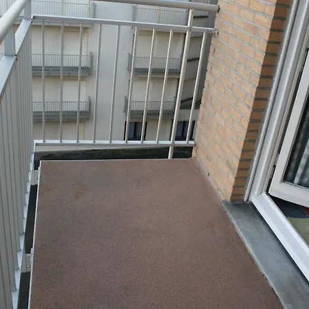 Zonnig En Gezellig Met Zijdelings Zeezicht In *