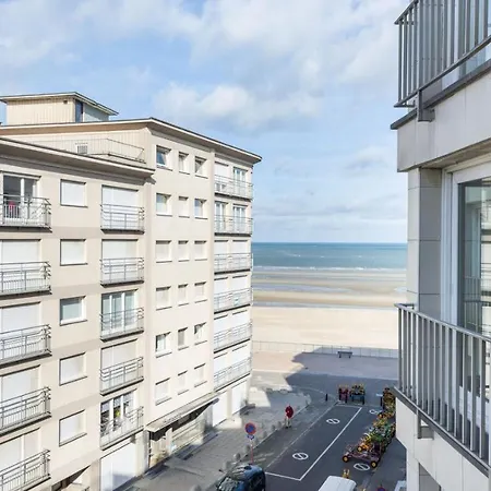 Zonnig En Gezellig Met Zijdelings Zeezicht En Zwembad In Apartman Koksijde