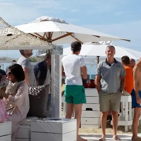 Zonnig En Gezellig Met Zijdelings Zeezicht In *