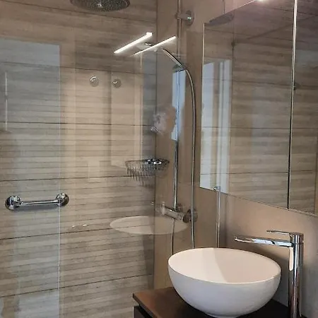 Zonnig En Gezellig Met Zijdelings Zeezicht En Zwembad In Apartman Koksijde