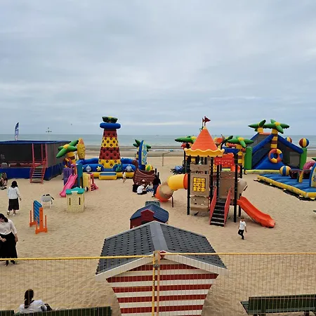 Zonnig En Gezellig Met Zijdelings Zeezicht En Zwembad In Apartman Koksijde