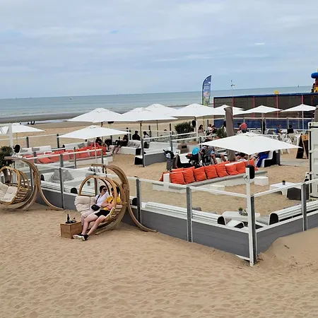 Zonnig En Gezellig Met Zijdelings Zeezicht En Zwembad In *
