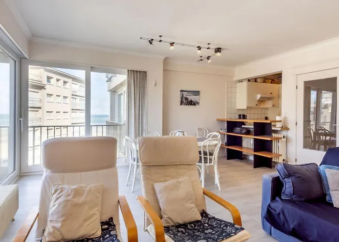 Zonnig En Gezellig Met Zijdelings Zeezicht En Zwembad In 아파트