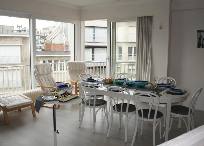 Zonnig En Gezellig Met Zijdelings Zeezicht En Zwembad In 아파트