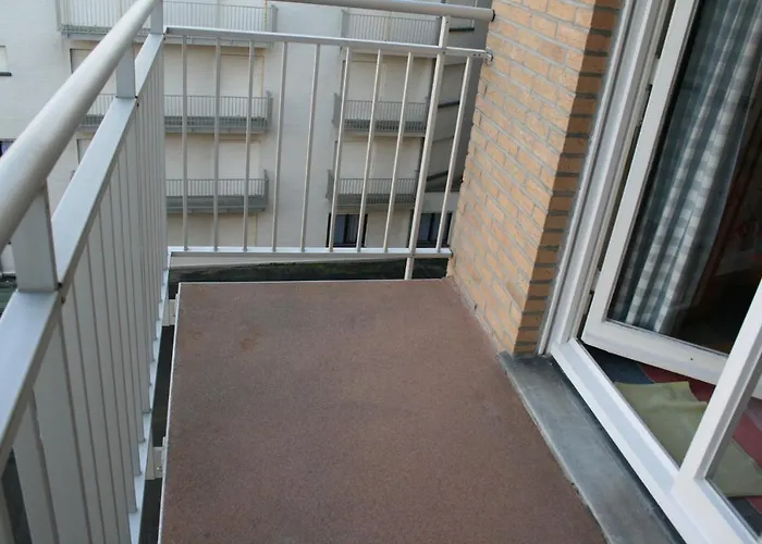 Zonnig En Gezellig Met Zijdelings Zeezicht En Zwembad In *