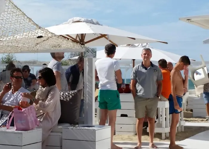 Zonnig En Gezellig Met Zijdelings Zeezicht En Zwembad In *