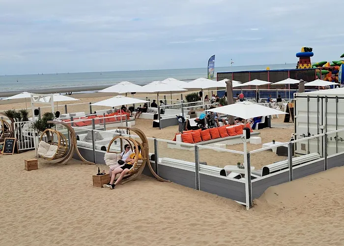 Zonnig En Gezellig Met Zijdelings Zeezicht En Zwembad In *